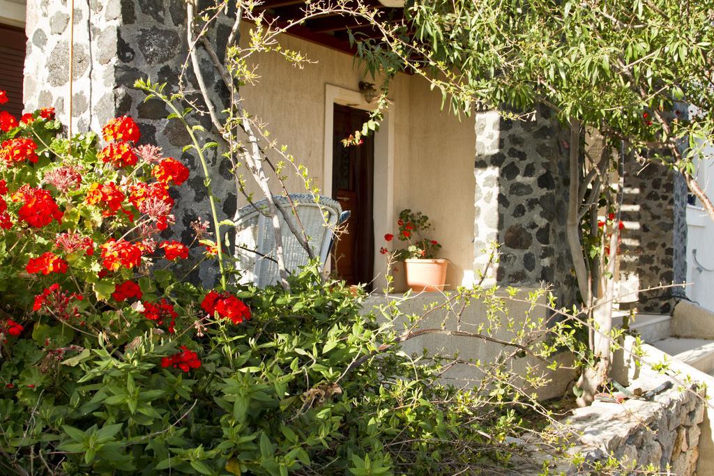 Birds Villa Apartments - Including Car Rental Perissa  Exterior photo