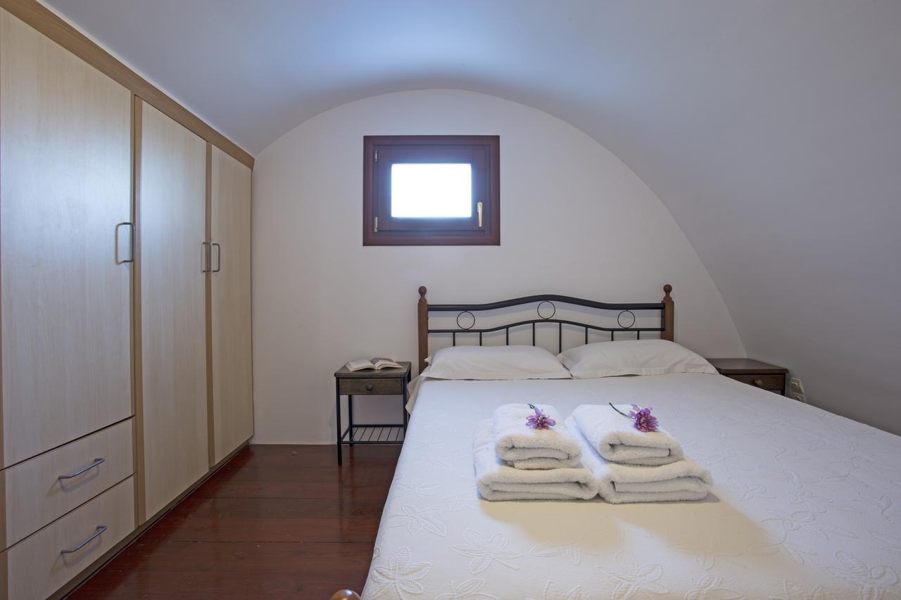 Birds Villa Apartments - Including Car Rental Perissa  Exterior photo
